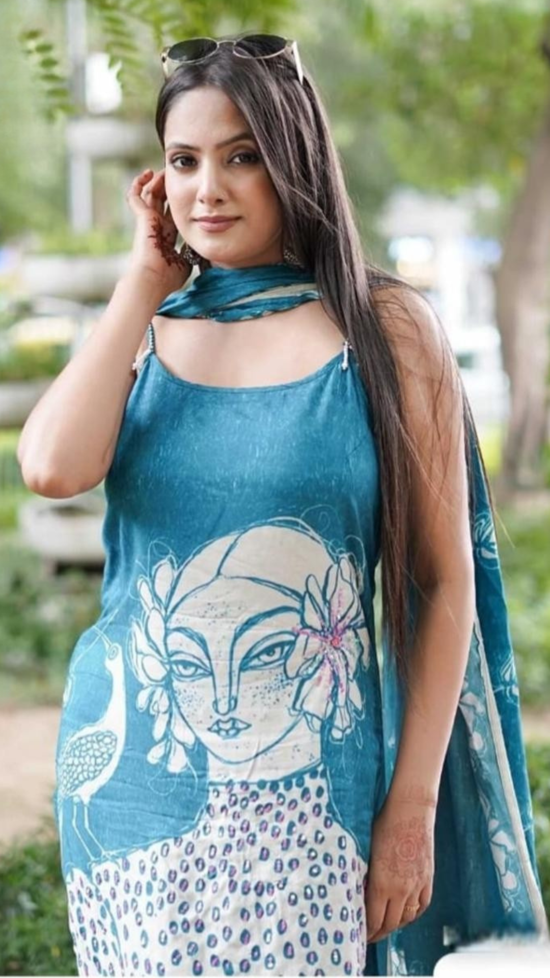Fabric texture of soft cotton strap kurta set – breathable ethnic wear for women